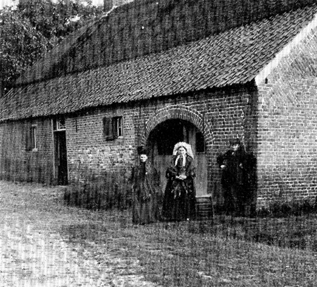 De familie Beerens voor hun boerderij in het Hulsen.