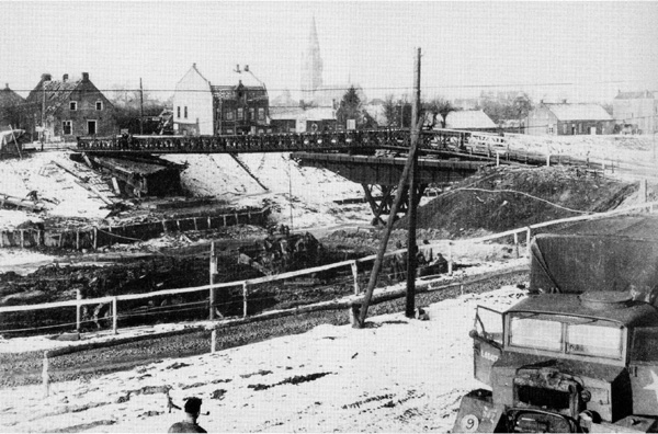 Baileybrug over Brug Vijftien, begin 1945. Let op de lage waterstand van de Zuid-Willemsvaart. De sluizen waren op diverse plaatsen vernield.