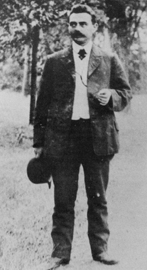 H.H.J. Maas (1877-1958). Foto uit zijn Nederweerter periode, circa 1910. Over deze foto vertelde Maas: "Men had zich verdekt opgesteld en bij wijze van verrassing deze foto gemaakt". (Foto: collectie M. Hermans, Horst)