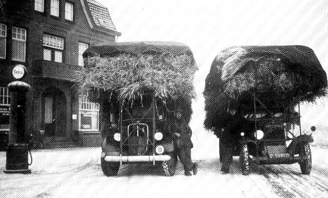 Toontje van de Boom gebruikte voor het vervoer van stro reeds in 1937 vrachtwagens.